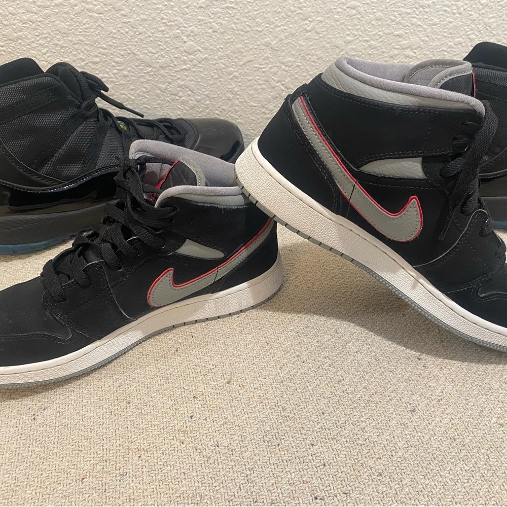 Air Jordan 1 Mid GS Youth Sneakers Black Particle Grey Red Swoosh